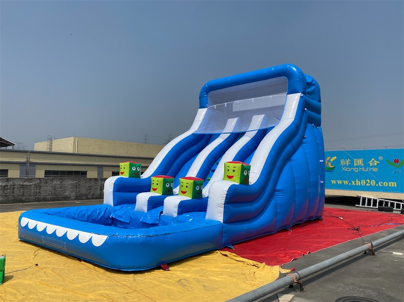 蓝白充气水滑梯