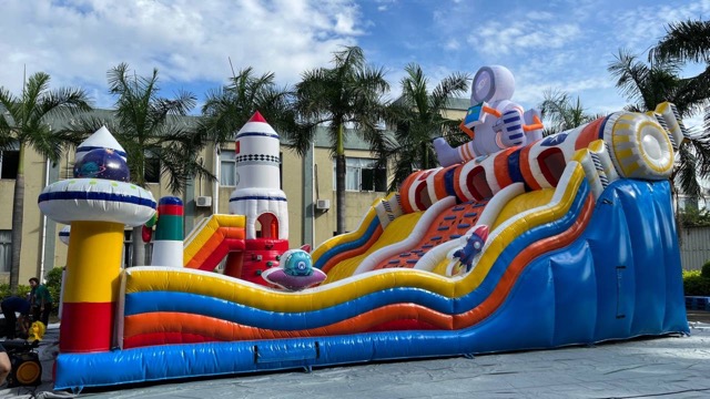 充气滑梯航天造型