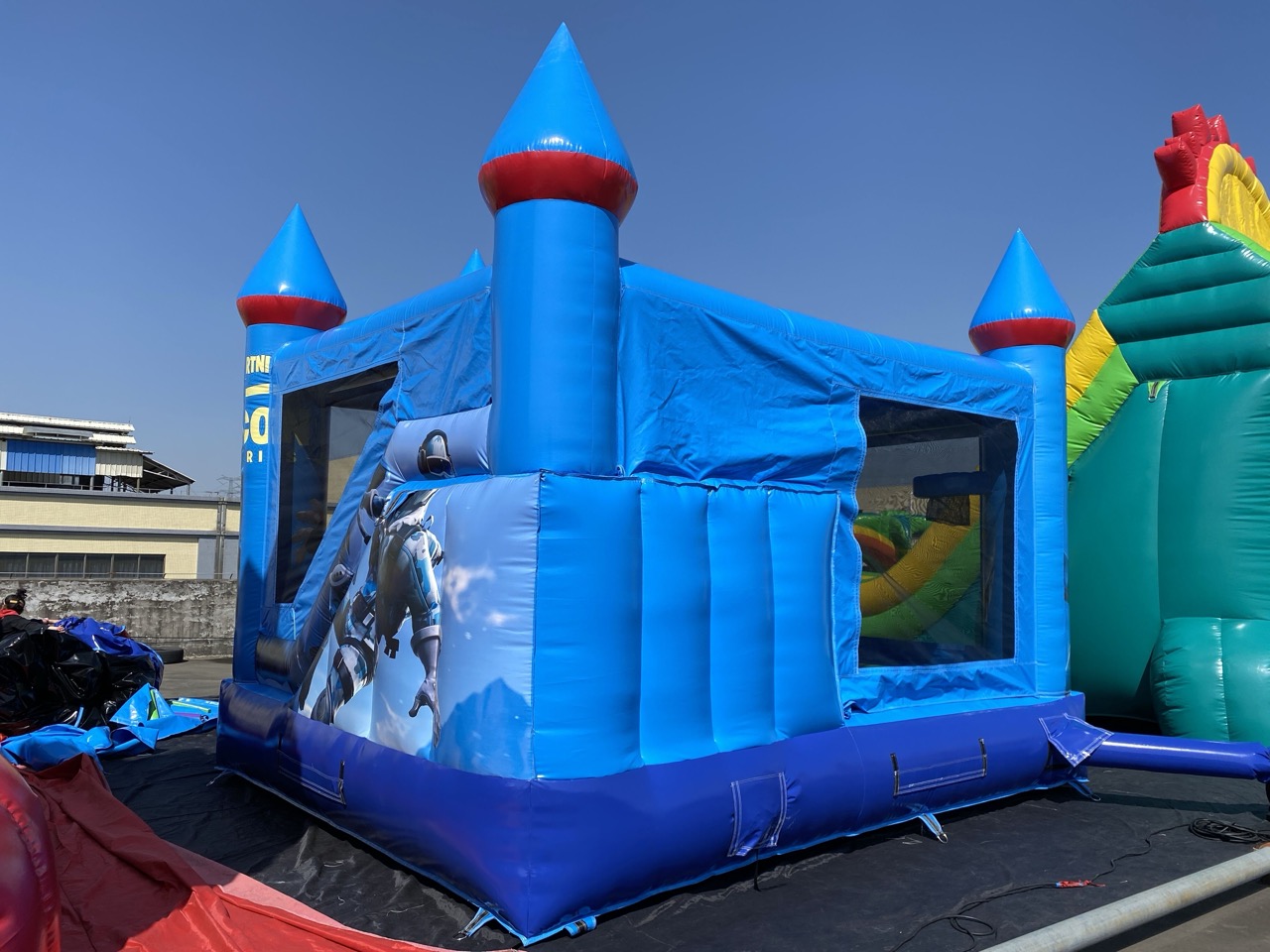 英雄冒险城堡跳床出售