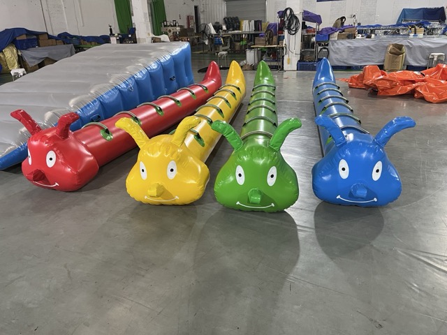 耐磨PVC充气毛毛虫租赁现场